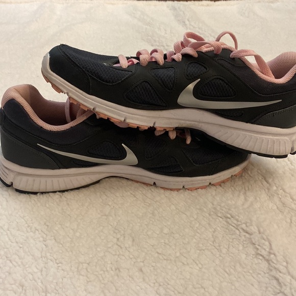 Women’s Nike shoes - Picture 2 of 4